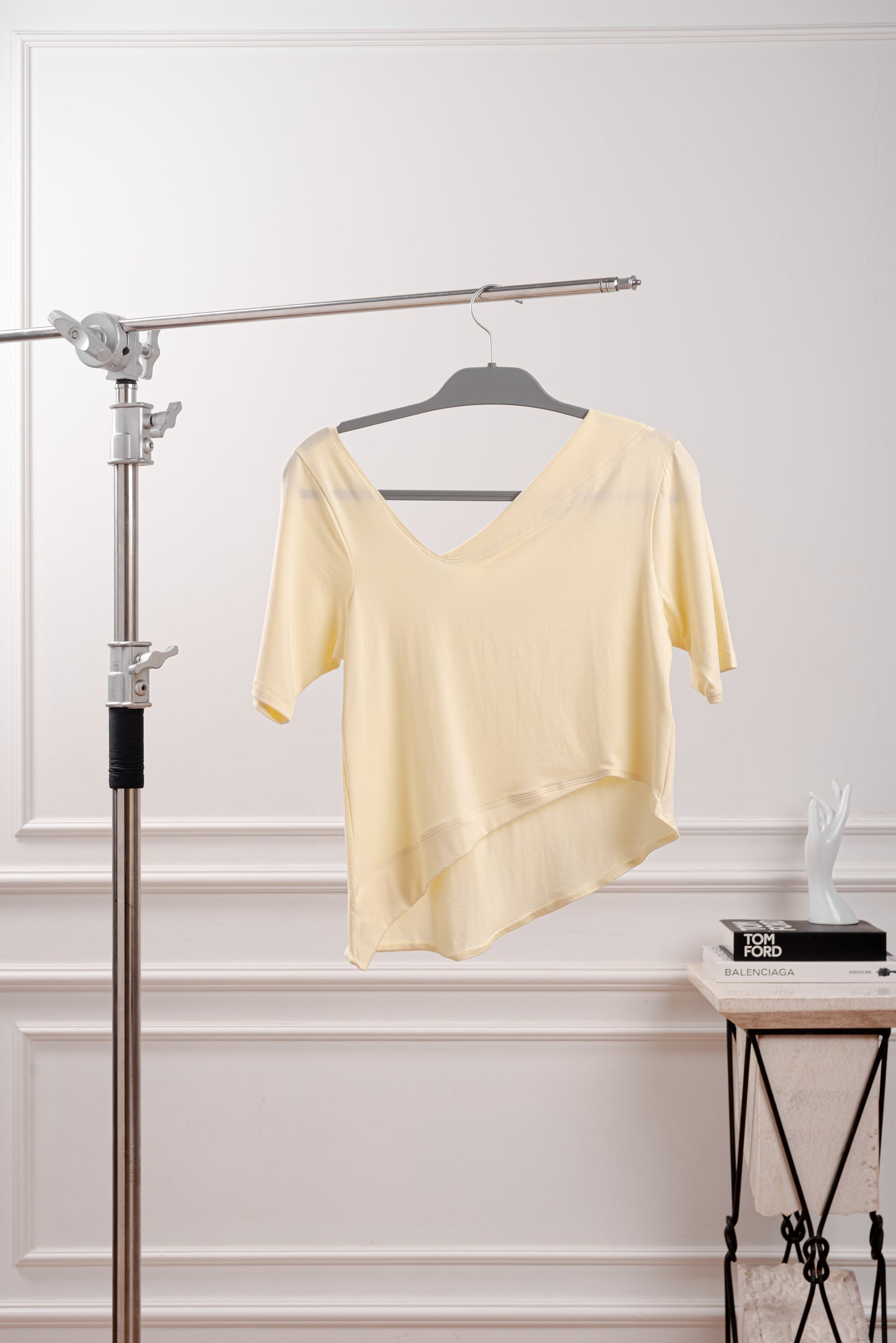 Foto de variante color Amarillo Mantequilla con vista de la parte de atrás.