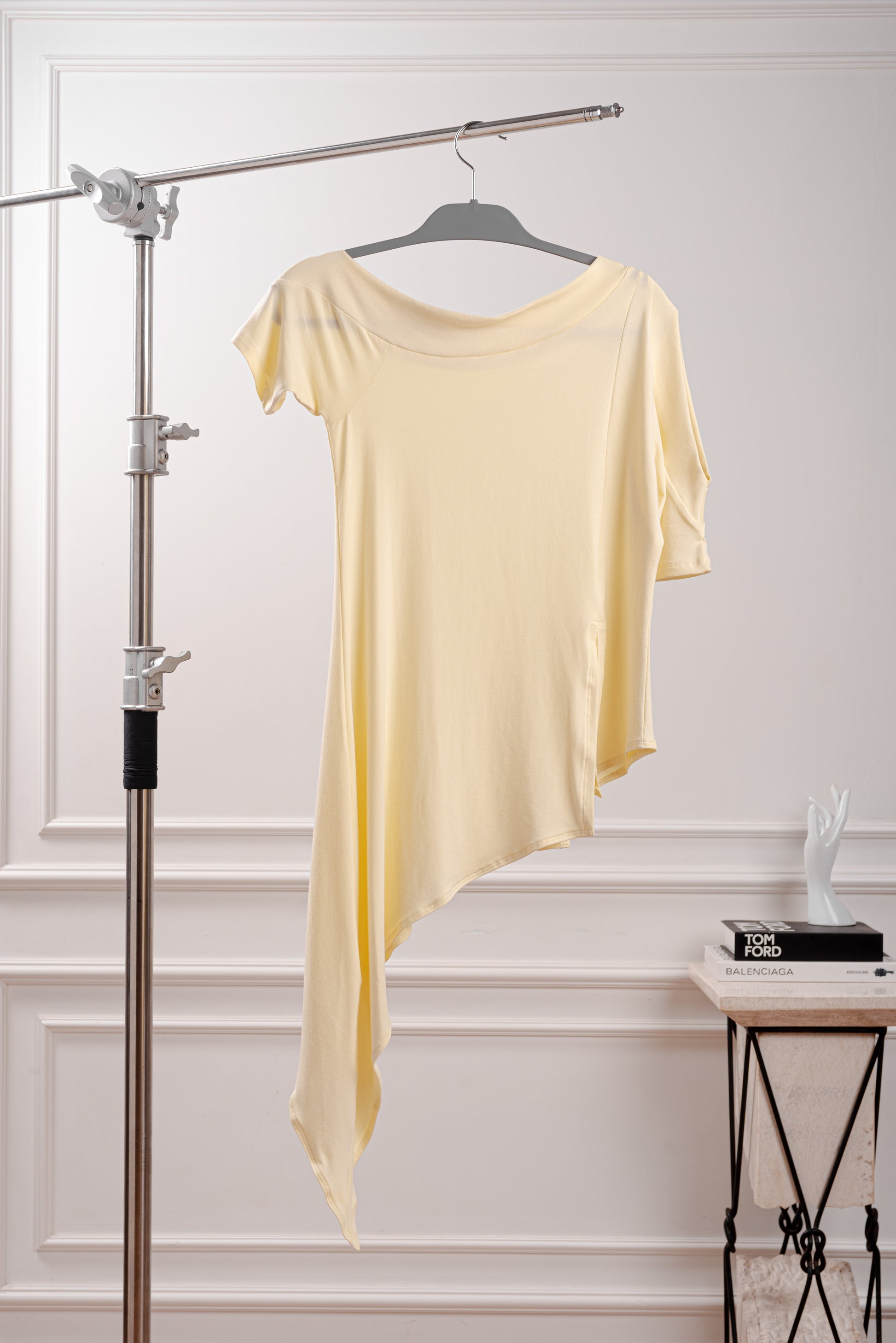 Polo Asimétrico con Punta Lateral, color amarillo mantequilla, siguiendo la tendencia butter yellow confeccionado en Algodón Pima Modal. Basta en punta oblicua y cortes laterales estratégicos del polo amarillo YouSoul. Textura suave del tejido Pima Modal en polo asimétrico, diseño inspirado en la silueta Triángulo.