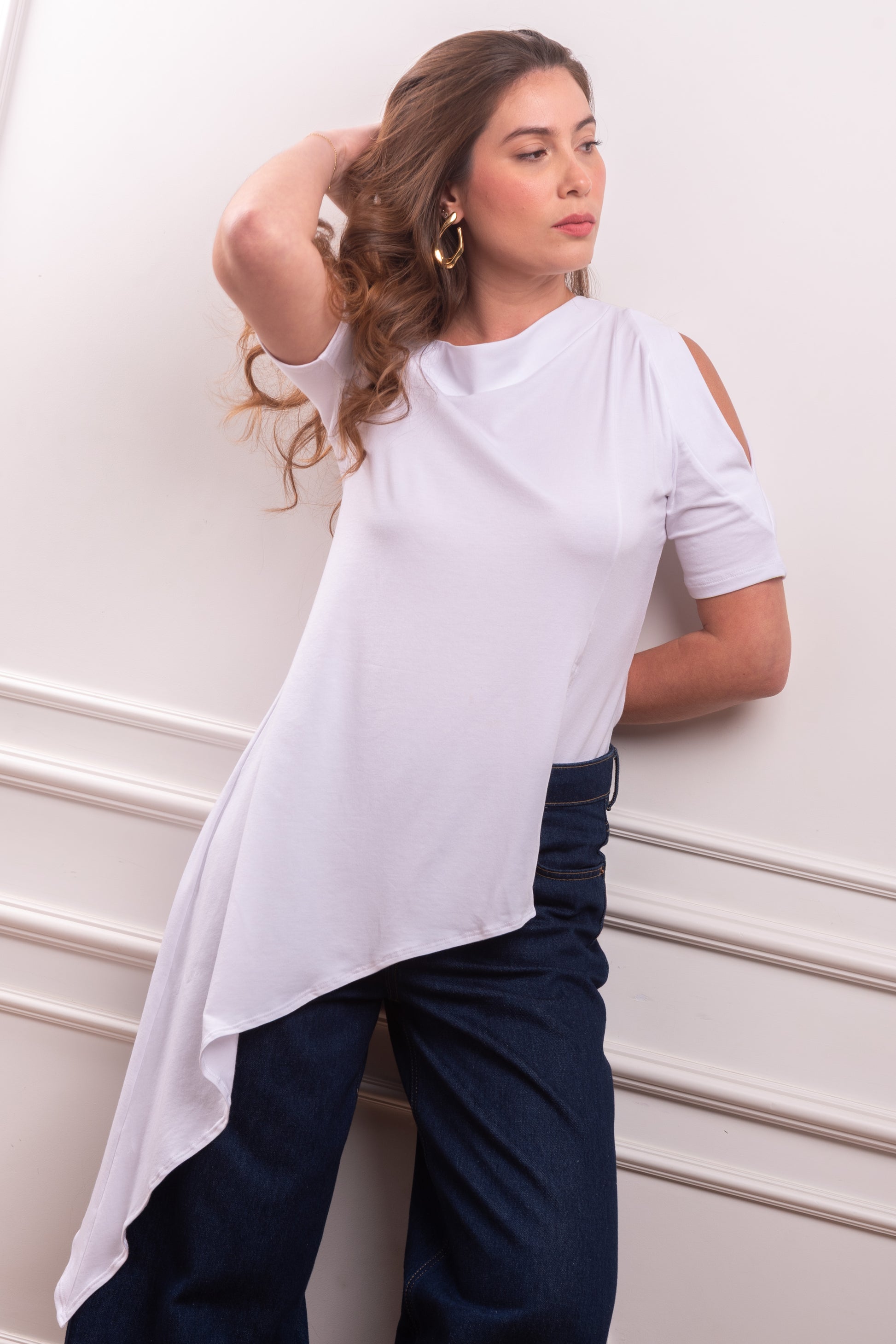 Polo Asimétrico con Punta Lateral, color blanco, confeccionado en Algodón Pima Modal. Basta en punta oblicua y cortes laterales estratégicos del polo YouSoul. Textura suave del tejido Pima Modal en polo asimétrico, diseño inspirado en la silueta Triángulo.