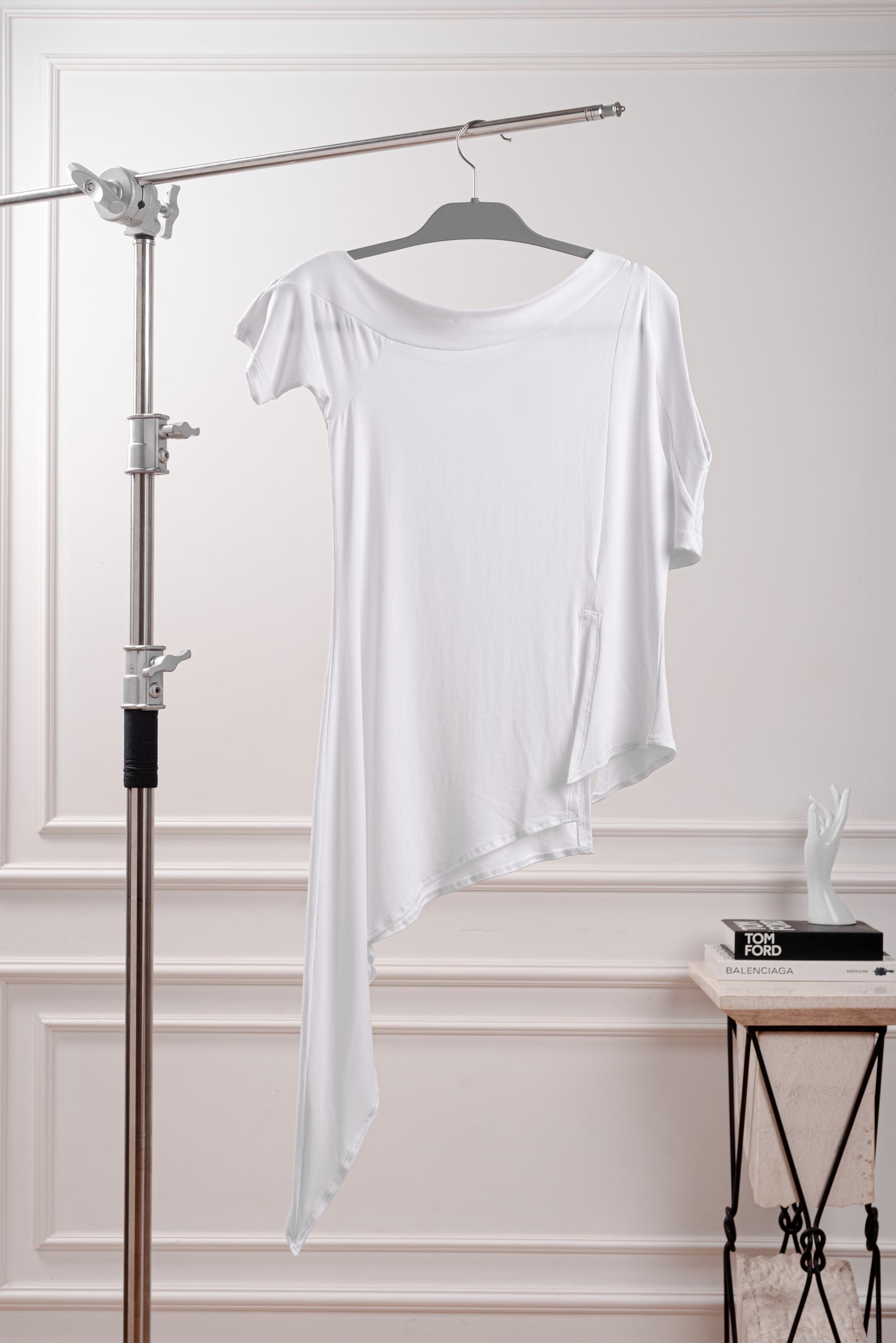 Polo Asimétrico con Punta Lateral, color blanco, confeccionado en Algodón Pima Modal. Basta en punta oblicua y cortes laterales estratégicos del polo YouSoul. Textura suave del tejido Pima Modal en polo asimétrico, diseño inspirado en la silueta Triángulo.