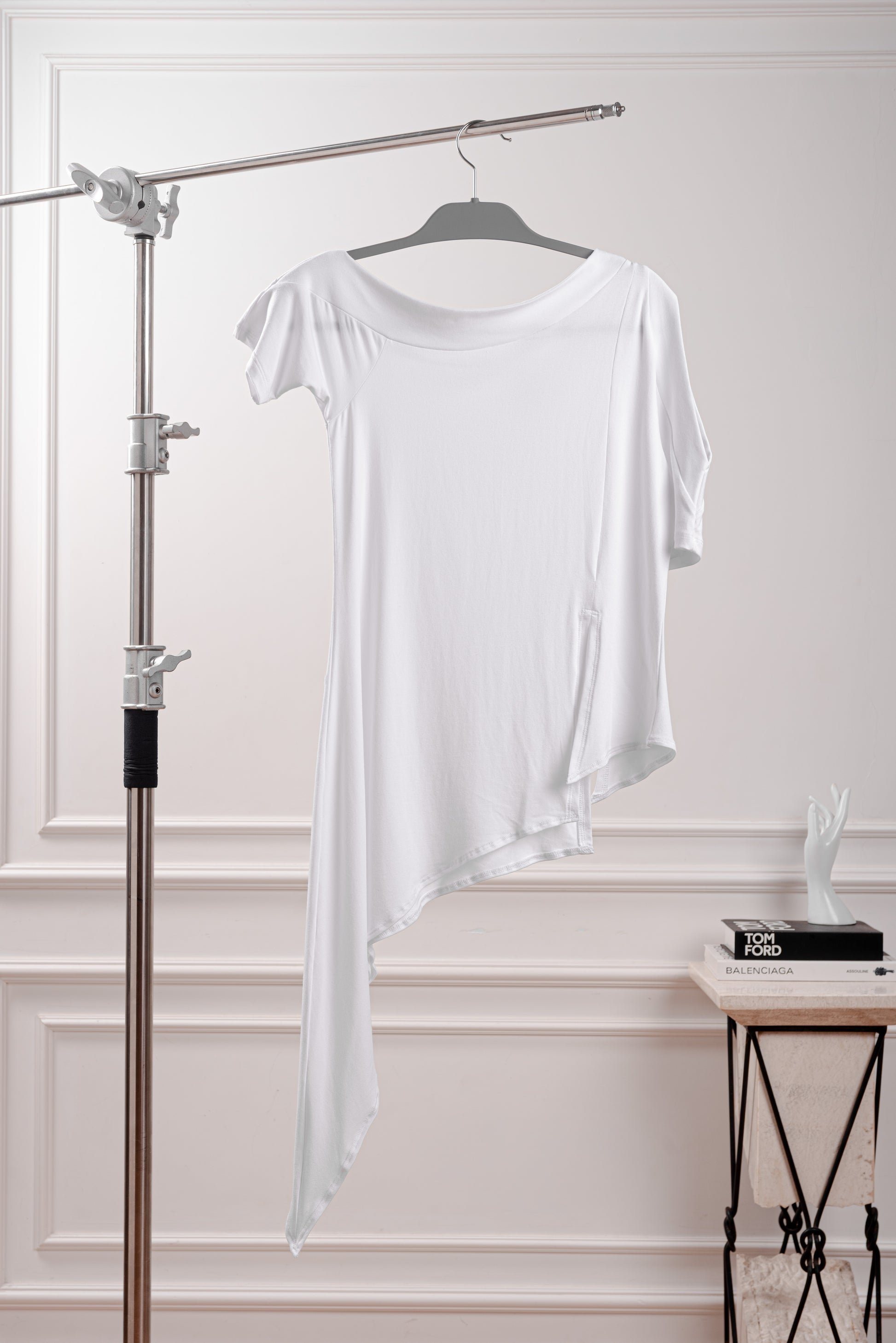 Polo Asimétrico con Punta Lateral, color blanco, confeccionado en Algodón Pima Modal. Basta en punta oblicua y cortes laterales estratégicos del polo YouSoul. Textura suave del tejido Pima Modal en polo asimétrico, diseño inspirado en la silueta Triángulo.