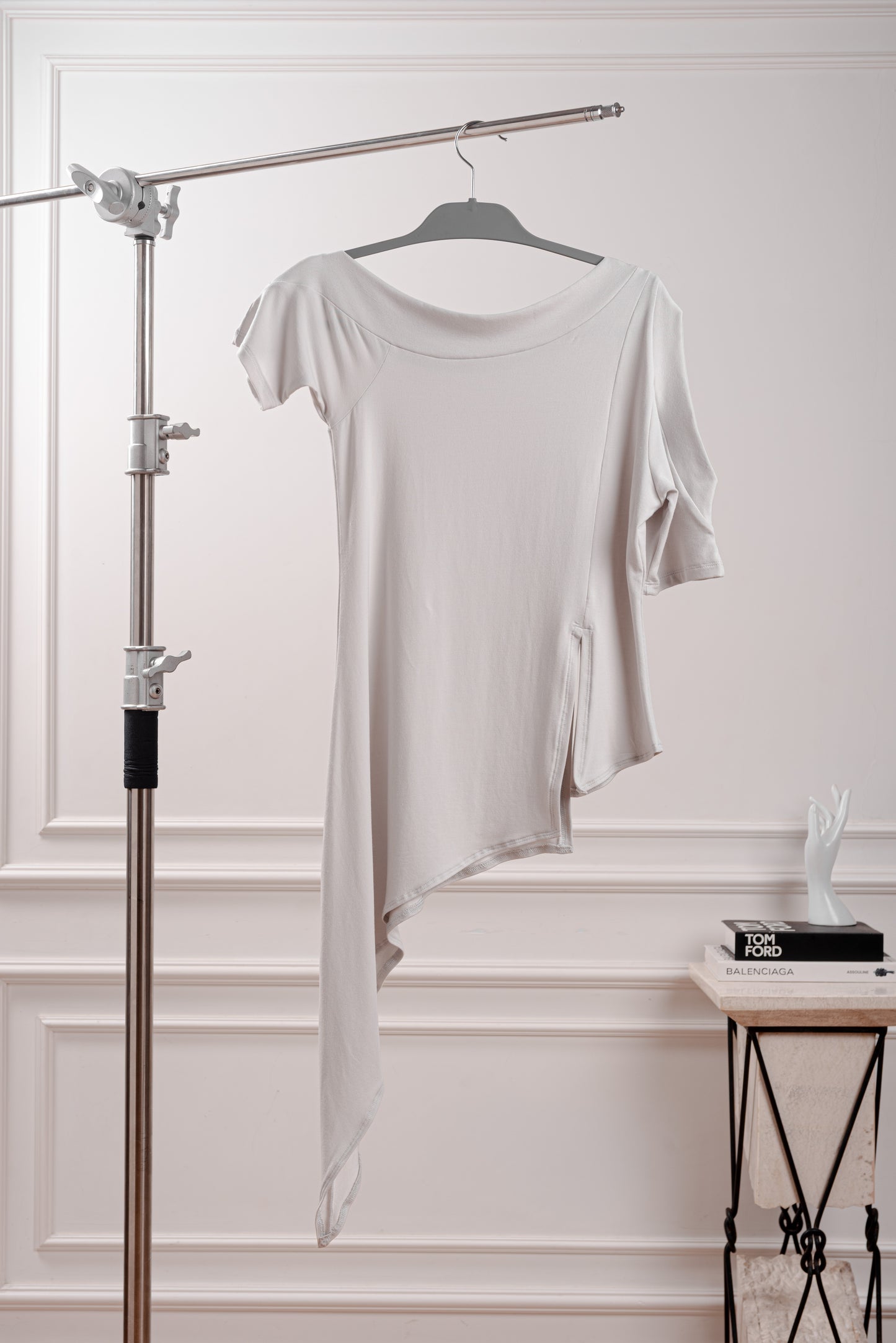 Polo Asimétrico con Punta Lateral, color gris, confeccionado en Algodón Pima Modal. Basta en punta oblicua y cortes laterales estratégicos del polo YouSoul. Textura suave del tejido Pima Modal en polo asimétrico, diseño inspirado en la silueta Triángulo.