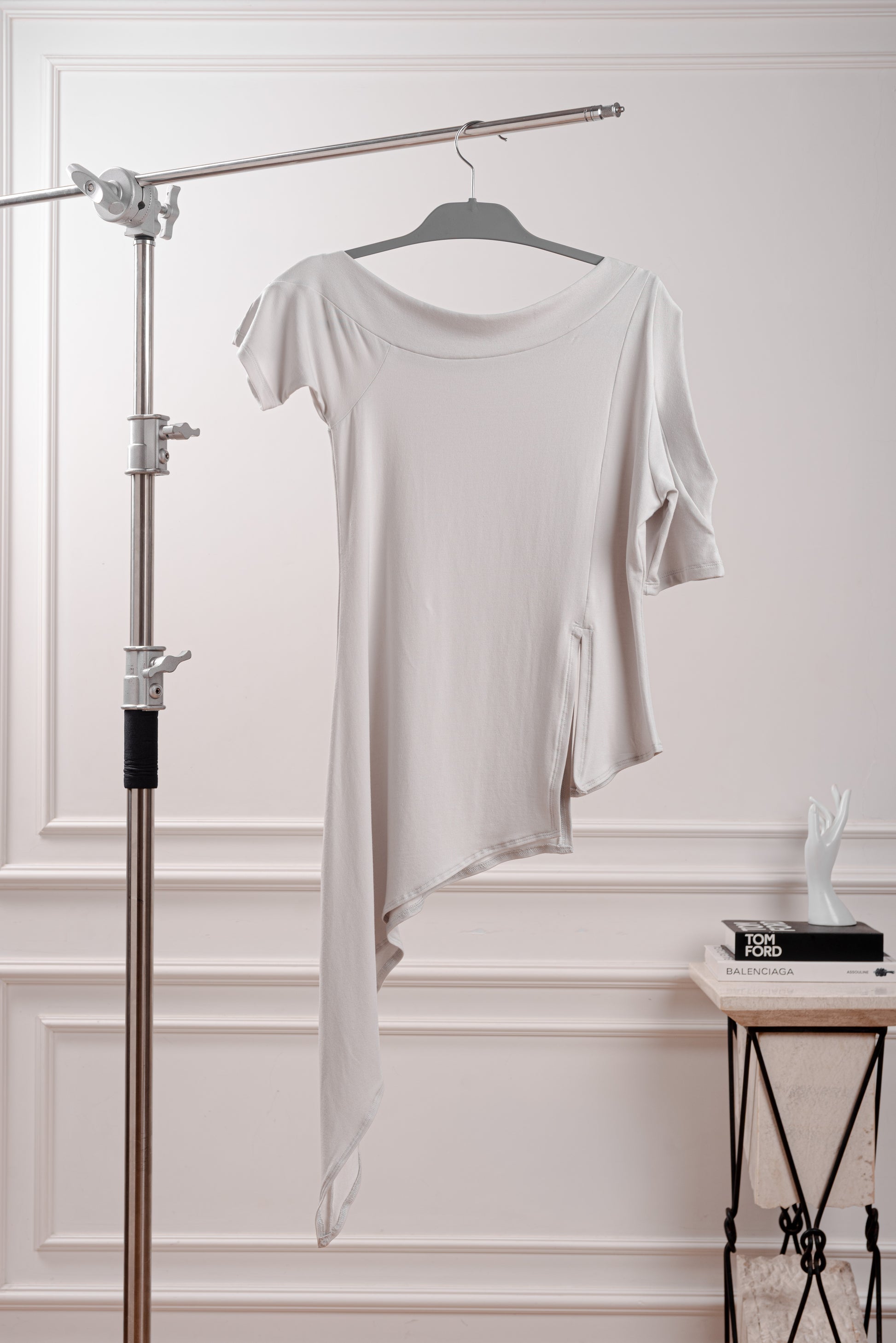 Polo Asimétrico con Punta Lateral, color gris, confeccionado en Algodón Pima Modal. Basta en punta oblicua y cortes laterales estratégicos del polo YouSoul. Textura suave del tejido Pima Modal en polo asimétrico, diseño inspirado en la silueta Triángulo.